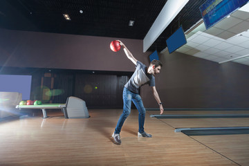 Fototapeta premium Man playing bowling