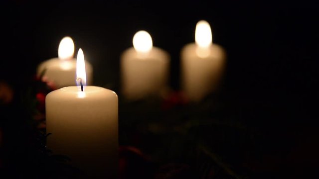 Adventskerzen mit geschm&uuml;ckten Tannenzweigen