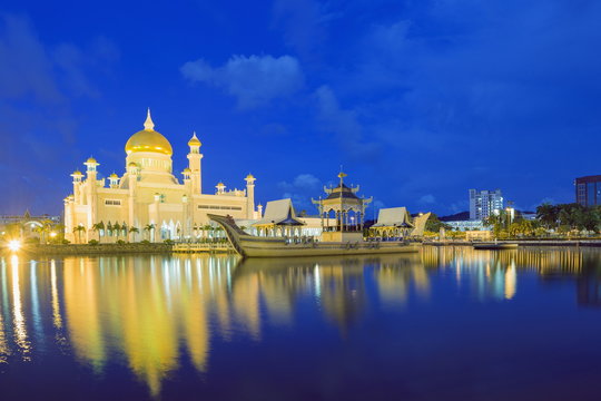 Omar Ali Saifuddien Mosque, Bandar Seri Begawan, Brunei, Borneo