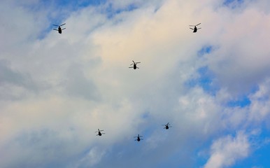 青空を飛ぶヘリコプター