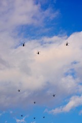 青空を飛ぶヘリコプター