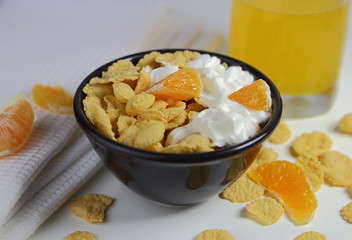 завтрак из кукурузных хлопьев,йогурта и мандарина с соком