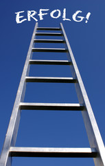 Erfolg!, Leiter vor blauem Himmel mit Schrift
