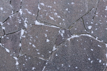 Obraz premium 石の壁に吹き付けた雪