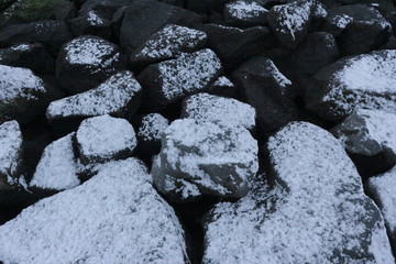 岩場に降り積もった雪