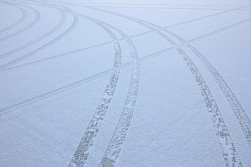 雪面に出来た轍