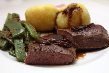Lammlachs mit Knödeln und Bohnen