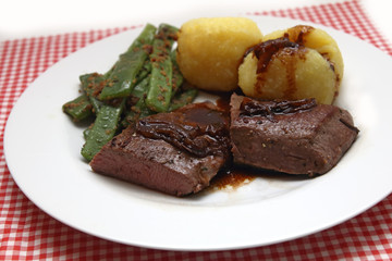 Lammlachs mit Knödeln und Bohnen