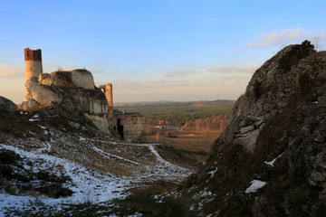Piękny Olsztyn, ruiny zamku o zachodzie słońca.
