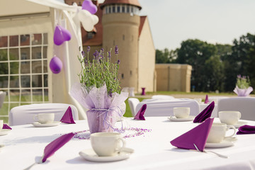 Sommer Hochzeit mit Lavendel und Kaffeetafel vor Schloss