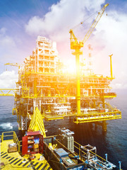 Offshore oil refinery