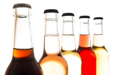 Limonade und Cola in Flaschen aus Glas