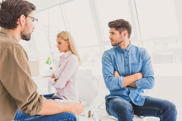 Obraz premium Couple in quarrel came to consultant