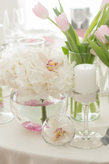 Fototapeta na wymiar Wedding Table Decoration. Table set for a wedding dinner. Beautiful flowers on table in wedding day