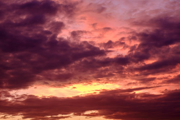 Obraz premium Niebo i chmury / Niebo i chmury o zmierzchu.