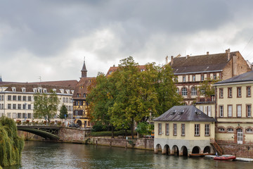 Fototapeta na wymiar Embankment of the Ill river, Strasbourg
