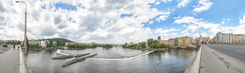 Obraz premium Panorama shot of a lake in the middle of a city