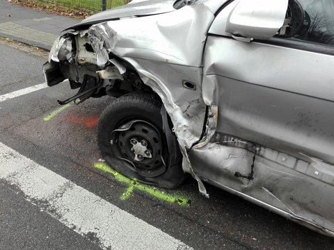 beschädigtes Auto nach Verkehrsunfall