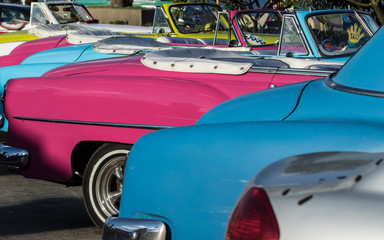Obraz premium Pink and blue classic cars in Havana