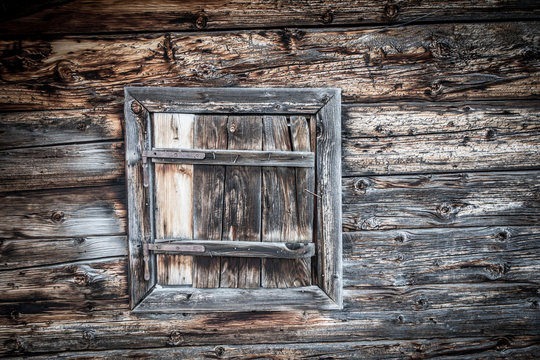 geschlossenes dunkles Holzfenster als Hintergrund
