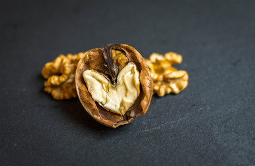 Herz, Nuss auf Schwarzer Schieferplatte