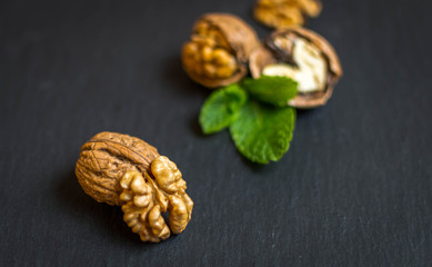 Walnüsse auf Schwarzer Schieferplatte