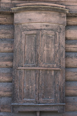 Закрытые ставни старого деревянного дома