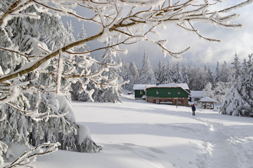 Seehaus am Schneeberg mit aufziehenden Schneewolken