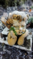 mit Schnee bedeckter Engel auf einem Friedhof