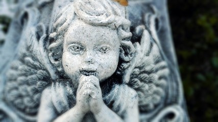 betender Engel auf einem Friedhof