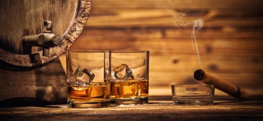 Gordijnen Glazen whisky met ijsblokjes geserveerd op hout © Jag_cz