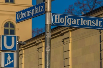 Obraz premium Straßenschild Odeonsplatz Hofgartenstraße München