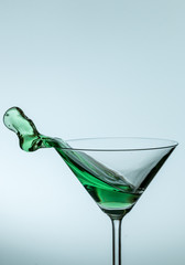 Grüner Cocktail schwappt