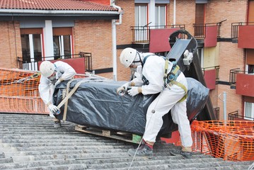Trabajadores  envuelven placas de fibrocemento con plástico, en Mondragon (Guipuzcoa)