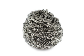 Металлическая губка для мытья посуды на белом фоне