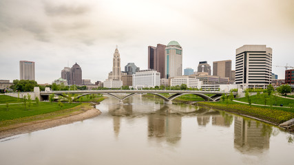 Fototapeta na wymiar Columbus Ohio skyline and rain in the river bridge