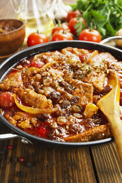 Pork stew with tomatoes and raisins