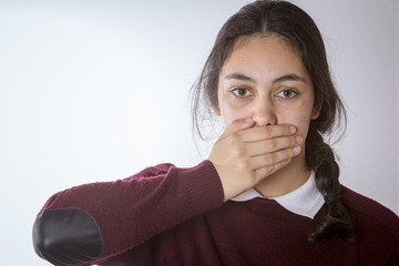 Chica joven tapando su boca