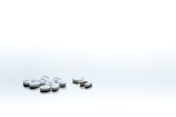 Tabletten auf einer weißen glänzenden Oberfläche