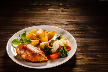 Roast chicken fillet and vegetable salad 
