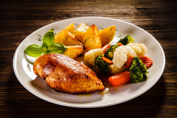Roast chicken fillet and vegetable salad 