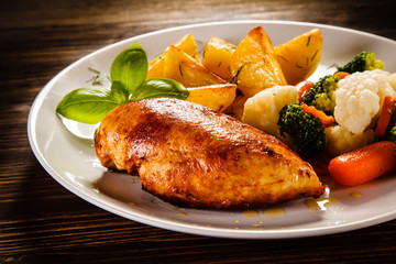 Roast chicken fillet and vegetable salad 