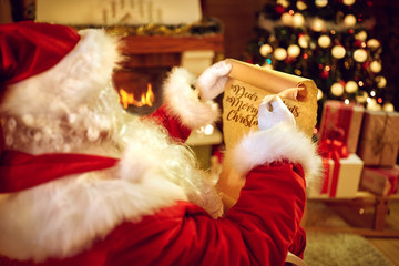 Obraz na płótnie Canvas Santa Claus write letter