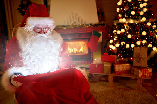 Real Santa Claus bring  magic of Christmas