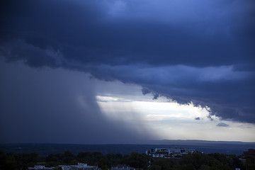 A storm coming in reveals the phases of the rainfall that accompanies it