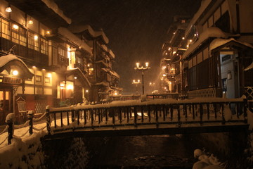 Fototapeta na wymiar 雪景色の銀山温泉(山形県)