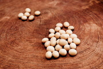 Semilla de soja sobre madera