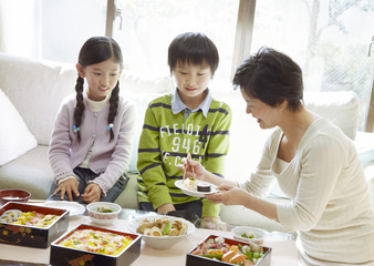 Grandmother and grandkids eating flower viewing boxed lunch
