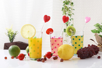 新鮮な果物とジュース