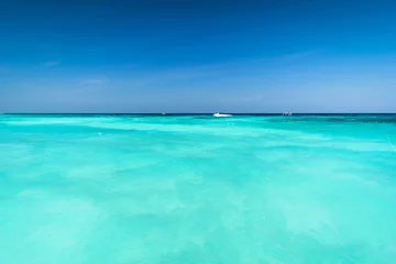 Zelfklevend Fotobehang Uitgestrekte en blauwe oceaan, prachtig blauw wateroppervlak aan de open zee © peangdao